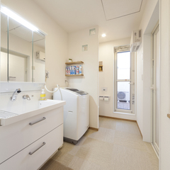 生活動線抜群！白で統一され清潔感あふれる空間がいいシンプルな洗面室＆トイレ