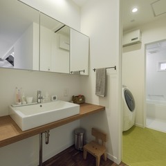 鏡裏の収納スペースがいい◎スクエアタイプの洗面ボウルがお洒落なシンプルモダンな洗面室