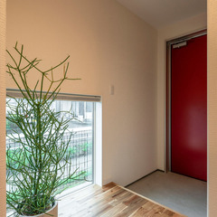 赤いドアがお洒落ポイント！地窓から見える景色にホッと癒されるシンプルモダンな玄関