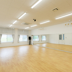 広々とした空間で楽しみながらレッスンを受けられるシンプルモダンなダンススタジオ