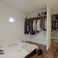 美しく大容量収納空間が設けられ◎リラックスできるシンプルモダンな寝室