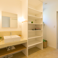 白で統一され清潔感あふれる空間がいい◎可愛らしさにも包まれたシンプルモダンな洗面室