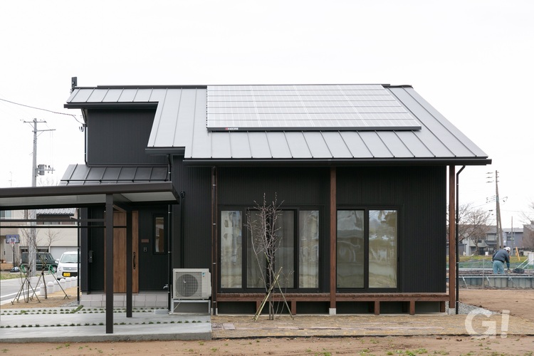 片流れの屋根には太陽光ソーラーを設置