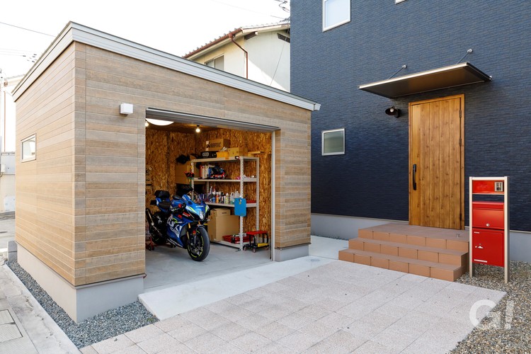 バイクガレージのある家の写真