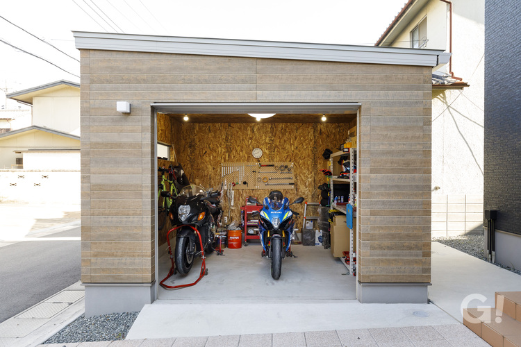 バイクガレージのある家の写真