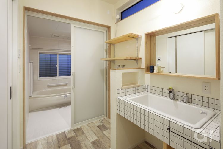 ハウスカが提案する白いタイルにグレーの目地にした生活感のある洗面脱衣室です。