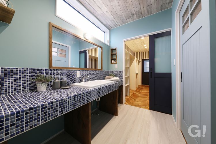 いわき市のハウスカで作る本格的なサーファーズハウスの洗面台はブルーのタイルが印象的です。