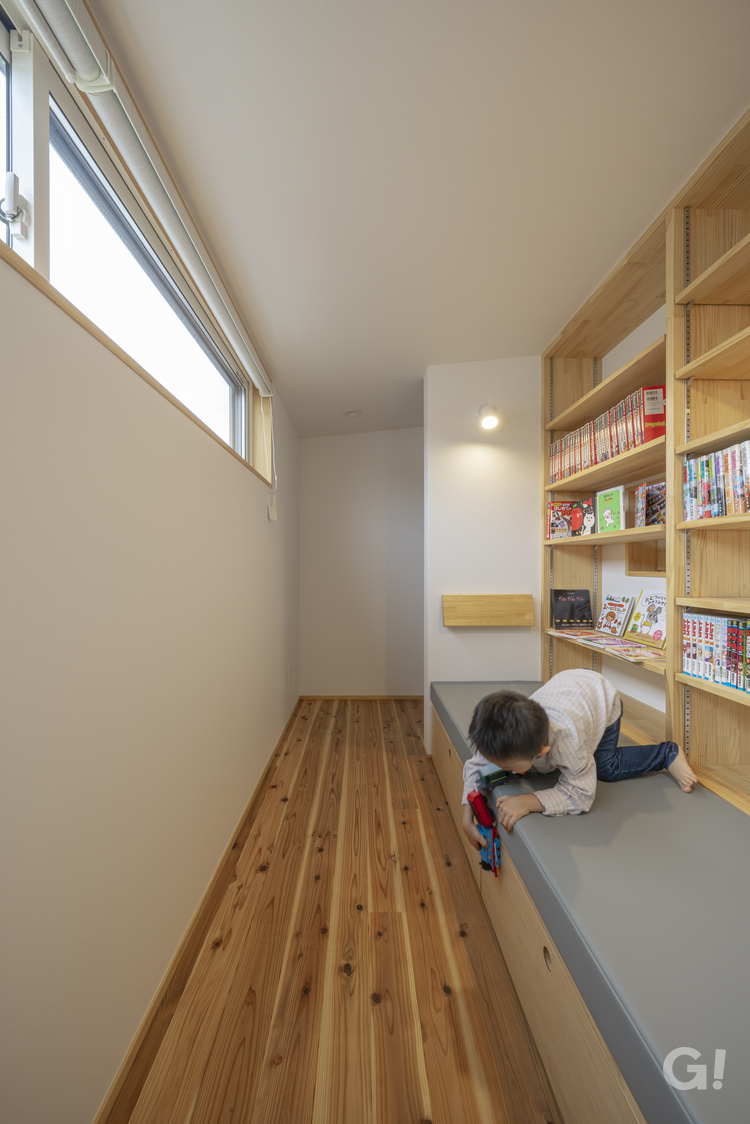 廊下を利用した読書スペース　株式会社MASAOKA
