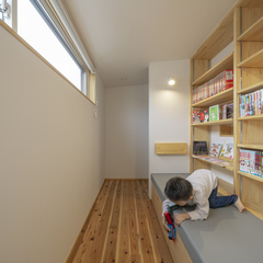 廊下を利用した読書スペース　株式会社MASAOKA