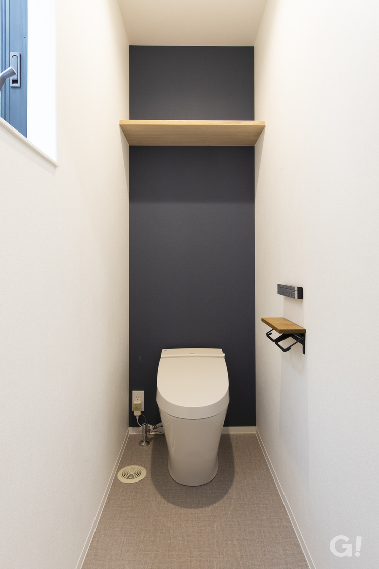 シンプルなデザインのトイレ空間。