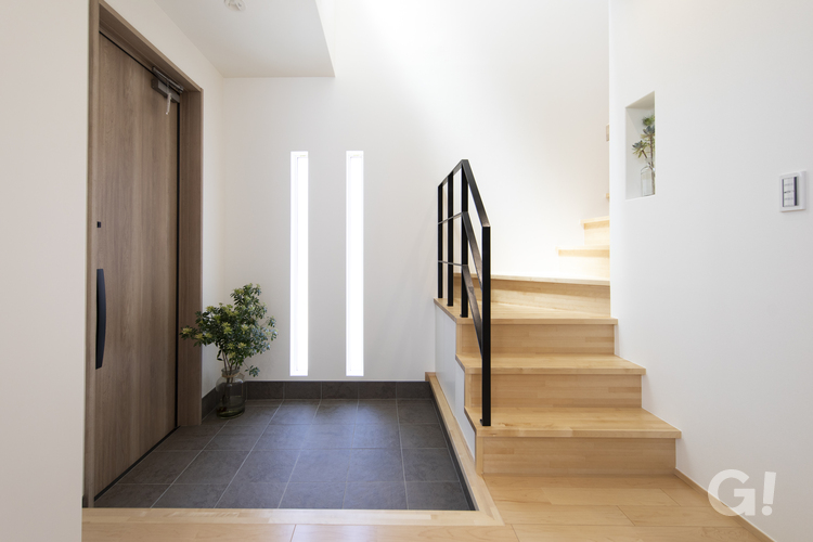 吹き抜け空間にアイアンの階段があるおしゃれな玄関ホール　≪香川県高松市で設計士とかっこいい家をつくるなら吉田建設≫