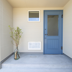 本物の木を使ったブルーの扉がおしゃれかわいい玄関　≪香川県高松市で自然素材の家をつくるなら吉田建設≫