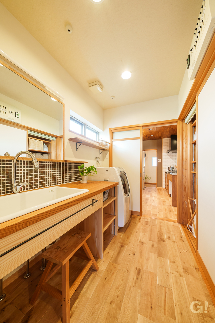 キッチンの直線上に配置された動線の良い洗面脱衣室