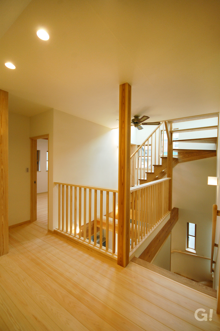 オール木材のストリップ階段