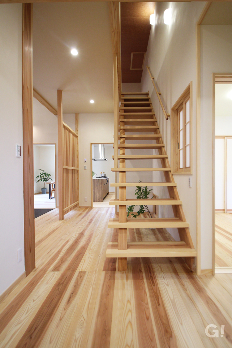 玄関ホールにあるデザイン性の高いオール木材のストリップ階段