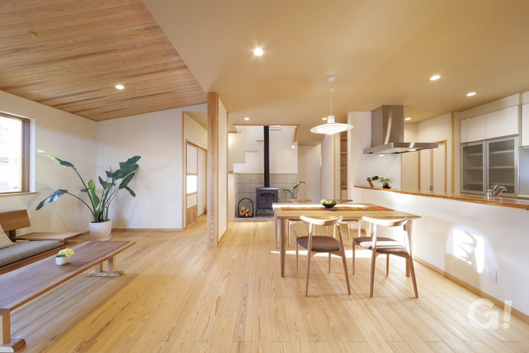 傾斜のある板張り天井が空間のアクセントになっている自然素材の家