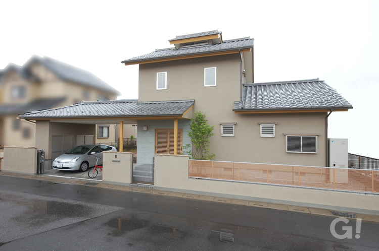 雨の日でも濡れずに車に乗り降りできる車寄せのあるお家。﻿