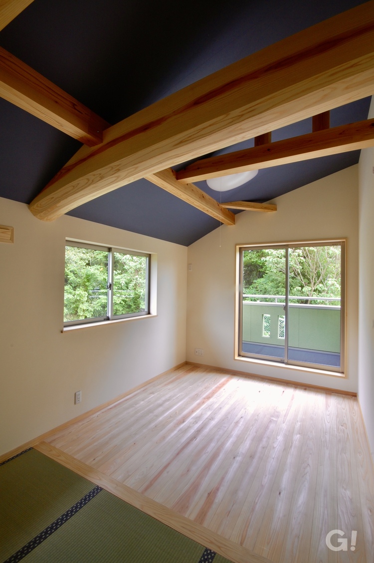 勾配天井で広がりのある寝室。﻿