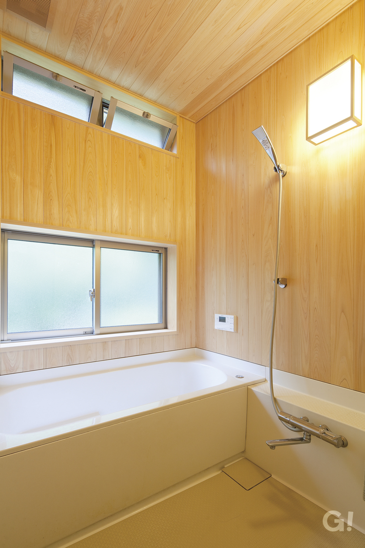 木材壁の浴室