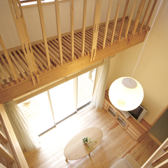 光や風が気持ちよく通り抜ける吹き抜けのキャットウォーク