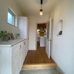 シャビーナチュラルで上品な雰囲気が広がる玄関