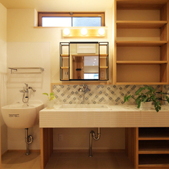 個性的なデザインタイルの壁面の洗面室