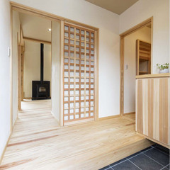 無垢の木目をデザインに取り入れた玄関