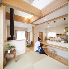 木の香りに癒される小上がり畳のある自然素材の家