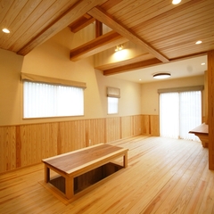 触り心地や上質感に優れた無垢材を取り入れたLDK