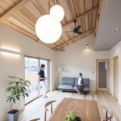 自然素材を贅沢に取り入れた勾配天井の平屋