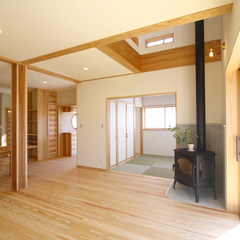 薪ストーブのある和モダンなリビング