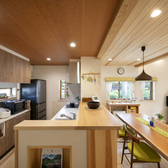 柿渋の越前和紙をあしらった対面キッチン