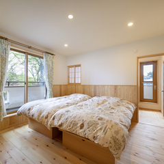毎日の質のいい睡眠が叶う、天然木に癒される寝室