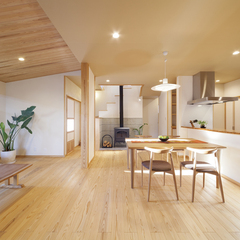 傾斜のある板張り天井が空間のアクセントになっている自然素材の家