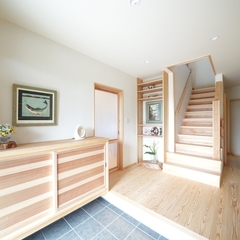 おもてなしの心が反映された木の温かみあふれる玄関