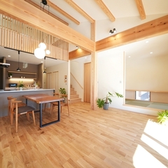 延床33坪、平屋ベースの間取り。天然木のあたたかみや風合いを活かす木組みの無添加無垢の家