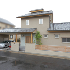雨の日でも濡れずに車に乗り降りできる車寄せのあるお家。﻿