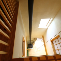 一階からロフトまで繋がる吹き抜け空間。﻿