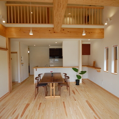 1階〜ロフトへと繋がる広がり空間の中で、架かる十字梁。﻿