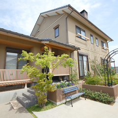 優しい雰囲気を感じる ベージュの外壁