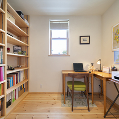 壁一面に広がる造作棚と書斎