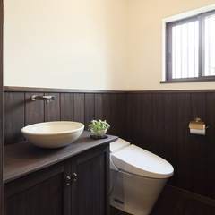 腰壁を採用した和モダンデザインなトイレ