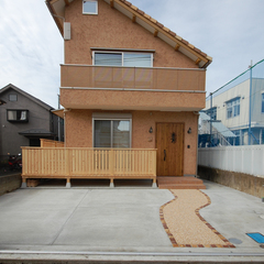 温かみを感じる傾斜の屋根がポイントの家