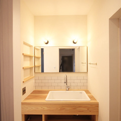 照明で光り輝く美しさをプラスした洗面室