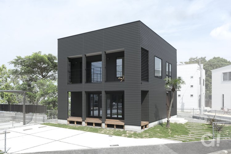 オシャレなボックス型の外の空気も楽しめるデザイナー住宅