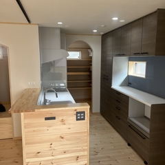 キッチンのサイドに木の板を貼りました