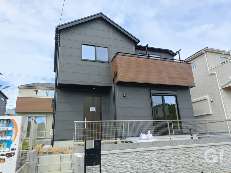 重厚感と温もりのモダン邸宅✨