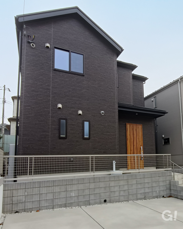 黒と木目が宿す上質な佇まい