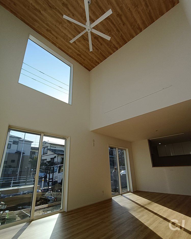 光が巡る、吹き抜けLDK