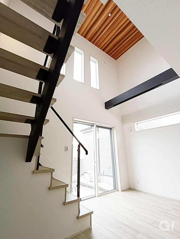 光が降り注ぐ吹き抜け階段